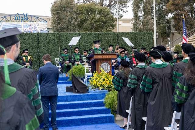 Dean Steven Dubinett addresses the graduating class of the David Geffen 医学院 at UCLA, at the commencement ceremony on May 31, 2024. 